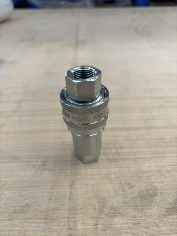 06 Screw type hydraulic quick coupling with BSP thread for 1/2” Hose - one set